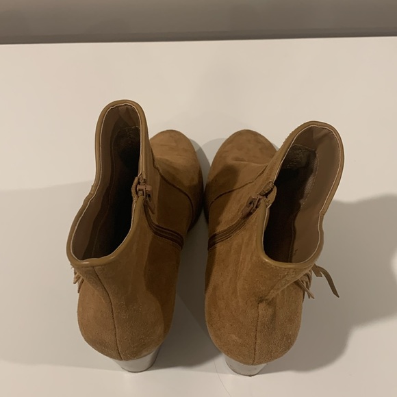 Boots - Picture 6 of 9